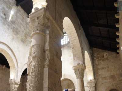 La copertura in legno � costituita da capriate a vista, con i due spioventi laterali che poggiano su puntoni, sorretti da modiglioni in pietra
